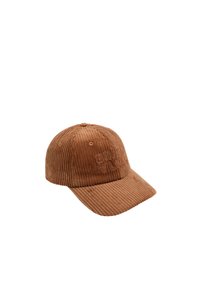 Gorra de béisbol de pana marrón con rayas texturizadas, visera curva y logotipo bordado en la parte frontal. Seis orificios de ventilación en la parte superior.