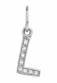 Collar de plata en forma de letra "L" adornado con cristales claros, con un lazo en la parte superior para su sujeción, superficie lisa y forma geométrica.