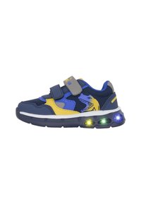 Scarpe sportive con tomaia in rete blu navy, accenti gialli e blu, fasce in velcro e suola luminosa con luci verdi, gialle e blu.