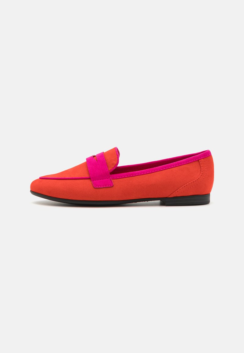 Roosa ja oranž nubukist loafers madala tallaga, millel on bänd pealmise osa ümber ja kontrastne sisemus. Ühtlane sile tekstuur.