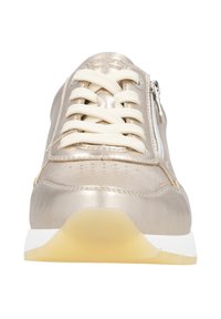 Metallisch goldene Sneaker mit cremefarbenen Schnürsenkeln, seitlichem Reißverschluss und strukturierten Akzenten. Sie verfügen über eine runde Zehenpartie und eine Gummisohle mit einer leichten Wölbung.