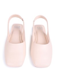 Zapatos de slingback beige con punta cuadrada, textura de cuero suave y diseño minimalista. Presentan una correa en el talón para un ajuste seguro.