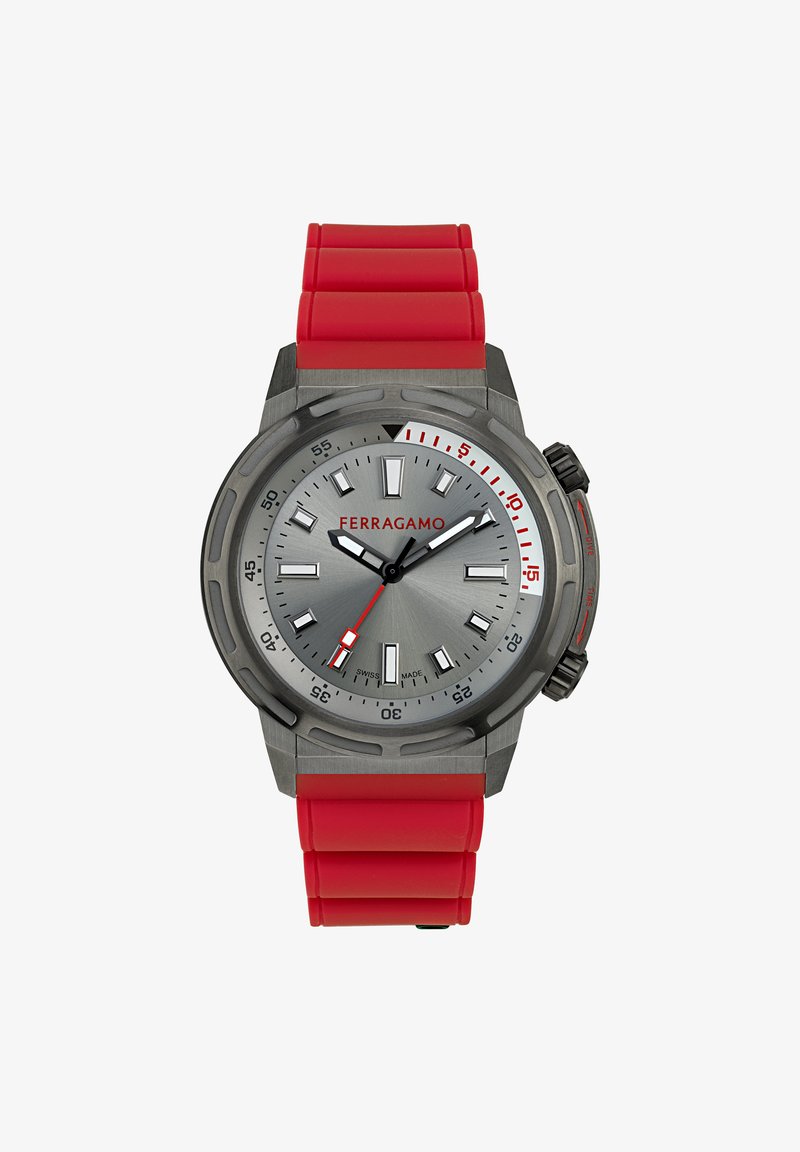 Ferragamo ur med sølvgrå urskive, røde accenter og en rød gummirem. Har store time markeringer, roterende bezel og et tekstureret hus.