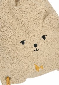 Bolso tipo drawstring en tela beige texturizada que parece piel de animal, con una cara de oso que tiene ojos bordados y un lazo amarillo como acento.