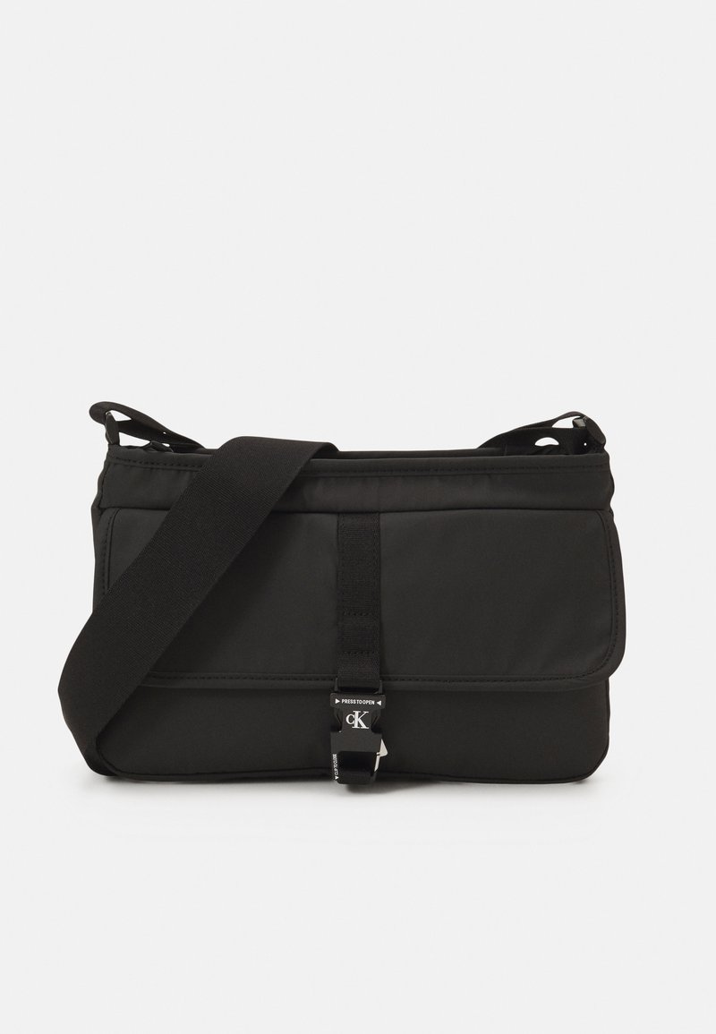 Calvin Klein Jeans UNIVERSAL CLIP FLAP CROSSBODY UNISEX Across body