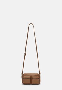 Borsa a tracolla in pelle marrone con tracolla regolabile, due tasche frontali con cerniera, texture liscia, forma rettangolare, hardware minimal.