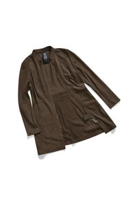 Cappotto lungo in finta pelle marrone con chiusura a zip, tasche laterali e colletto rotondo. Presenta una texture liscia e uniforme e un design aderente.