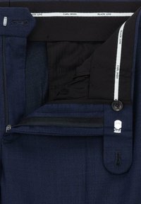 Dunkelblaue Hose aus feinem Textil, mit einem Reißverschlusstaschen, Knopfverschluss und internen Markenlabels.