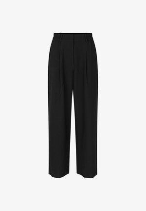 Černé široké kalhoty s vysokým pasem, poutky na pásek, předními sklady a rovnými lemy, zobrazené na bílém pozadí.