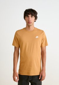 Nike Sportswear CLUB TEE - Navadna majica - flax