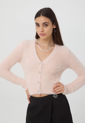 Cardigan rosa chiaro e soffice con scollo a V profondo, maniche lunghe e cinque bottoni decorativi. Tessuto morbido, design leggermente corto.