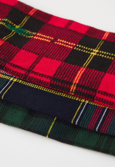 Tessuto a quadri rosso e verde, caratterizzato da una trama testurizzata con accenti neri e gialli. Due sezioni sono visibili, mostrando modelli distinti.