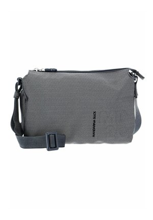 Sac bandoulière en tissu gris texturé avec fermeture éclair, sangle ajustable et logo imprimé. Forme compacte et rectangulaire avec une finition élégante.