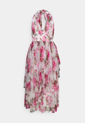 Mouwloze halterjurk met roze en bruine bloemenprint, gelaagde doorschijnende stof, nauwsluitende taille en een vloeiende asymmetrische zoom.