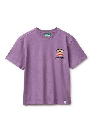 T-shirt lilla a maniche corte con scollo rotondo, con piccolo logo della scimmietta Paul Frank e testo sul lato sinistro del petto, etichetta interna verde e piccolo tag sull'orlo.