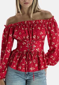 Blusa roja floral con hombros descubiertos, mangas abullonadas, cintura ajustada y detalles de cordones en la parte delantera. Hecha de tela ligera.