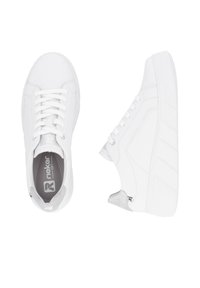 Baskets blanches avec une finition en cuir lisse, bout arrondi et panneaux latéraux texturés. Elles sont dotées de lacets blancs et d'un accent de talon gris clair.