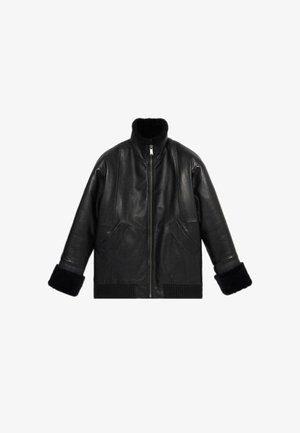 Chaqueta de cuero negra con un alto cuello, dos bolsillos frontales y puños forrados de piel. El dobladillo acanalado añade textura, enfatizando el diseño estructurado.