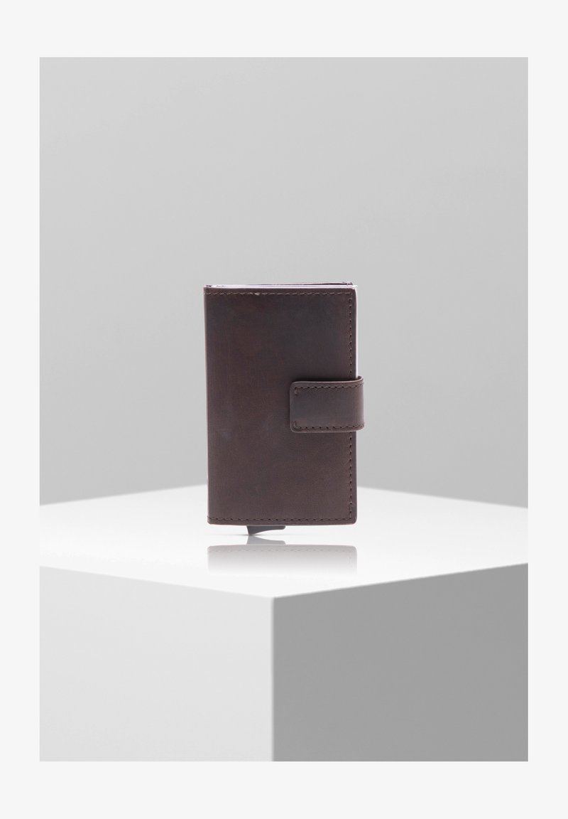 Hnedá kožená peňaženka s hladkou štruktúrou, obdĺžnikovým tvarom a bočným uzáverom na klopu. Kompaktný dizajn s viditeľnými švovými detailmi.