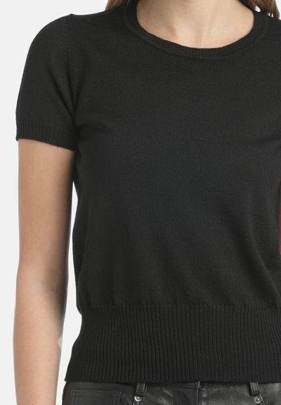 Juodas trumpo rankovės megztukas su elastinga apatine dalimi ir iškirpte, turintis prigludusį siluetą ir glotnų paviršių.