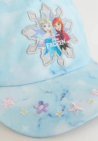 Blaues Cap mit einer marmorartigen Textur, versehen mit gestickten Blumenakzenten und einem zentralen Motiv von zwei Charakteren aus Die Eiskönigin.