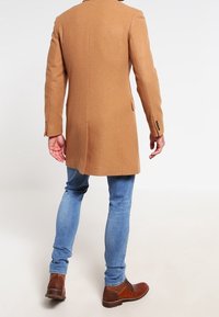 Pier One Abrigo corto - tan