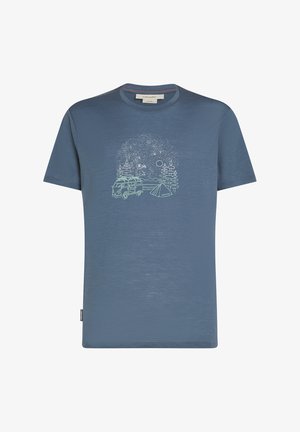 T-shirt bleu à manches courtes en matériau doux, avec un motif représentant une scène de camping vert clair avec une camionnette et une tente, sur fond granuleux.