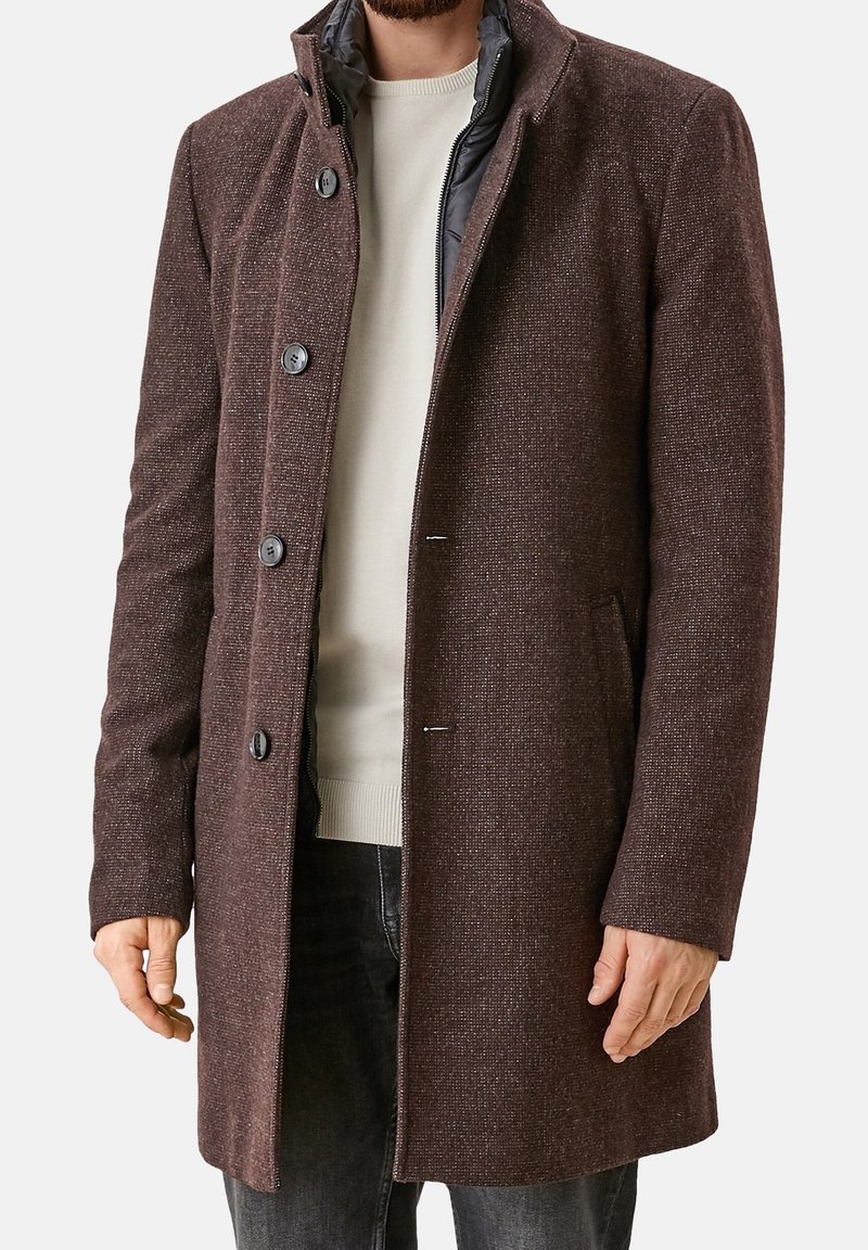 Cappotto in misto lana marrone con colletto a rever, chiusura con cinque bottoni e due tasche laterali; foderato con un tessuto interno nero liscio.
