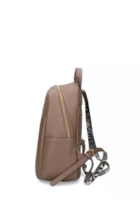 Zaino in finta pelle marrone con zip laterale, tracolla regolabile con motivo geometrico e superficie testurizzata.