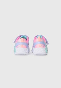 Sneakers multicolori con design rosa, viola e turchese, tomaia in rete testurizzata e suola bianca testurizzata con un accento blu.