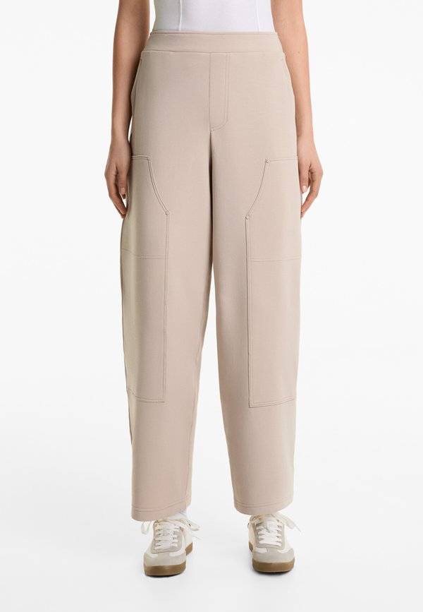 RELAXED COTTON BLEND WITH FRONT DETAILS - Jogginghose - camel