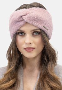 Cinta para la cabeza de tela suave en color rosa claro, con un diseño trenzado y detalles metálicos, que proporciona calidez y una textura suave.