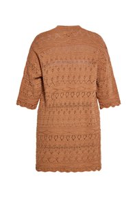Pletená oversized tunika v světle hnědé barvě, se strukturovanými vzory diamantů a cik-caků, s krátkými rukávy a vlnitým lemem.
