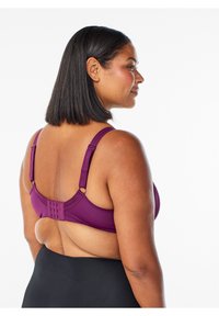 Paarse beha met verstelbare bandjes en haak-en-oogsluiting. Gladde stof, klassiek ontwerp en een minimalistische achterkant zonder versieringen.