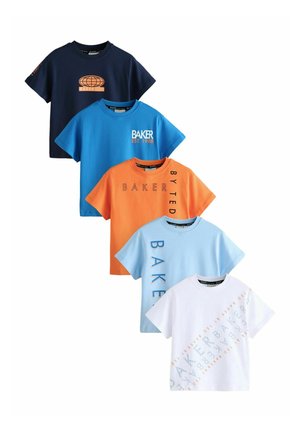 Vier T-Shirts in verschiedenen Farben: Marineblau, Blau, Orange, Hellblau und Weiß. Jedes trägt Text, Logos und unterschiedliche Designelemente.