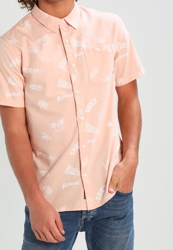 Hellrosa Kurzarm-Hemd mit Knopfleiste, weißen grafischen Mustern, darunter Logos und Palmen. Mit Brusttasche und Kragen.