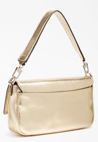 Metallinen kultainen olkalaukku, jossa on sileä pinta, suorakulmainen muoto, pitkä hihna ja yläpuolen läppä.