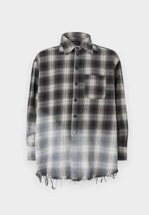 Camisa de cuadros en blanco y negro, con cuello clásico, cierre de botones, bolsillo parche y dobladillo deshilachado. La tela presenta un aspecto suave y texturizado.