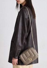 BOSS ICON CROSSBODY - Borsa a tracolla - brown