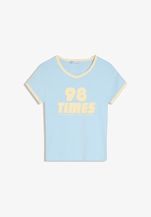 T-shirt a maniche corte con scollo a V di colore azzurro chiaro, rifinita con bordi color crema e con una grande scritta crema sulla parte anteriore che recita "98 TIMES".
