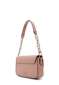 Różowa skórzana torba na ramię o płaskim designie, z czarnymi wykończeniami i paskiem z łańcuszka z owalnymi ogniwami. Z przodu znajduje się klapa zamykająca torbę.