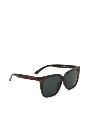 Kvadratinių rėmų vėžlio kiauto rašto saulės akiniai su tamsintais pažvelgiais, pasukti į dešinę ant balto fono.