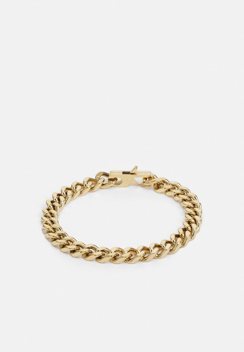 Bracelet à maillons épais ton or avec fermoir rectangulaire, présenté sur un fond blanc uni.