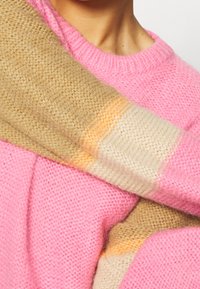 Mads Nørgaard Maglione - pink