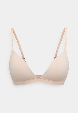 Beige driehoekige beha met verstelbare bandjes, naadloos ontwerp en een zachte textuur, met een subtiele logo op de band.