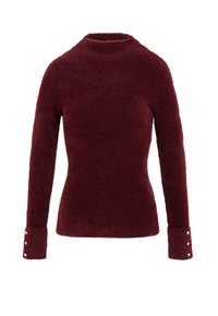 Maglione lungo a maniche lunghe di un colore borgogna, con collo alto e bottoni dorati sui polsini, silhouette aderente, isolato su sfondo bianco.