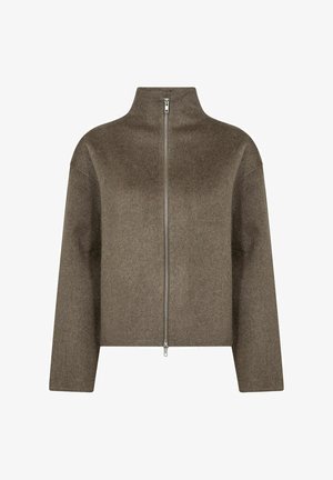Brun, cropped zip-jakke i blødt, tekstureret stof. Har en høj krave og brede ærmer samt sølv hardware på lynlåsen.