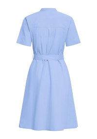 Lyseblå kjole med korte ærmer, krave og bælte i taljen, vist bagfra mod en hvid baggrund.
