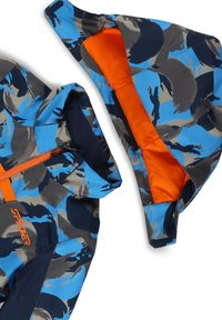 Bunte Jacke mit einem blauen und grauen Camouflage-Muster, orangefarbener Innenfutter und Reißverschluss, aus einem wasserdichten Material gefertigt.