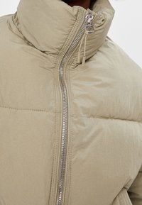 Bershka Zimní bunda - khaki